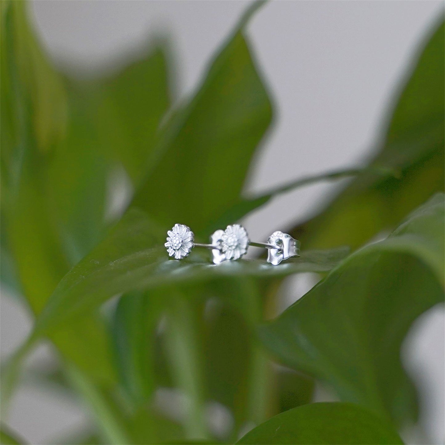 Fine Silver 999 5mm Daisy Flower Stud Earrings - sugarkittenlondon