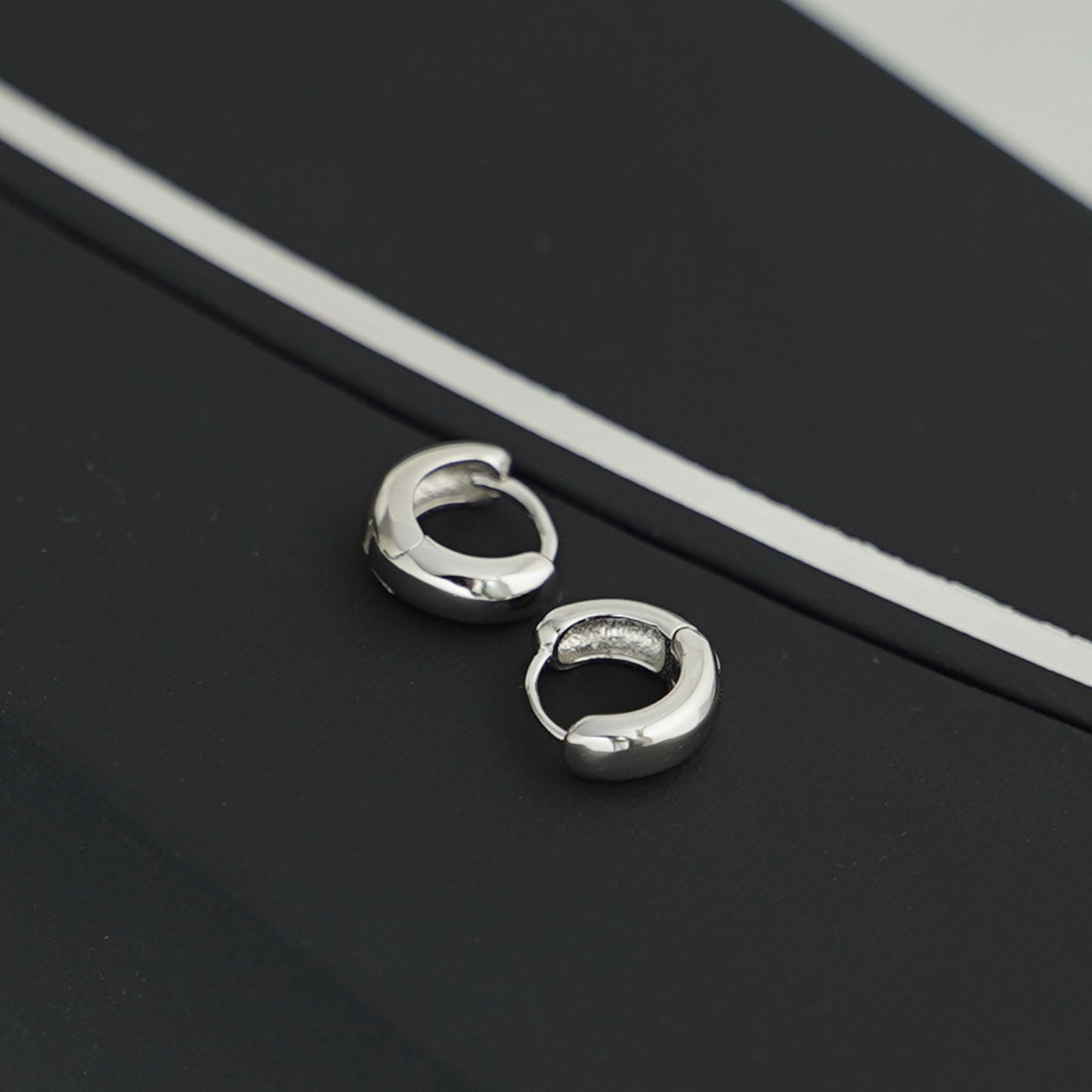 Rhodium-plated Sterling Silver 3mm Band Huggie Sleeper Hoop Earrings for Unisex