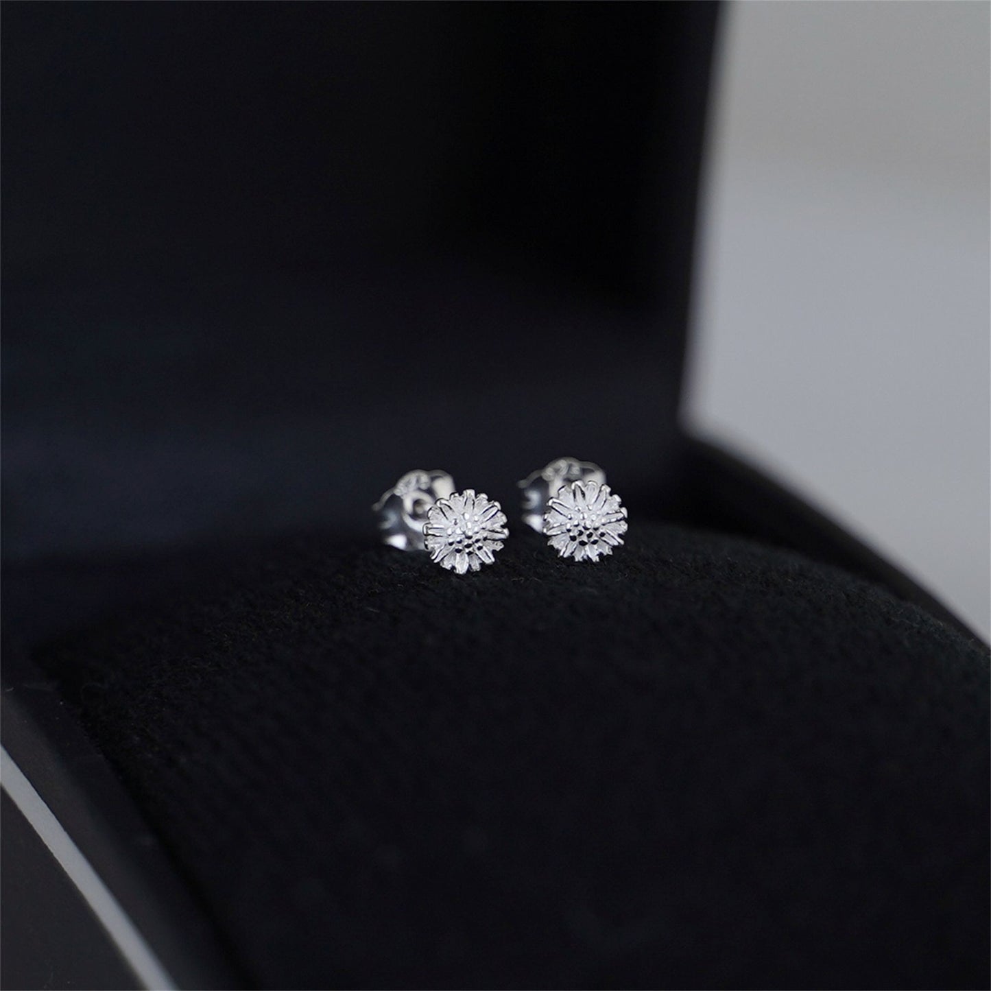 Fine Silver 999 5mm Daisy Flower Stud Earrings - sugarkittenlondon
