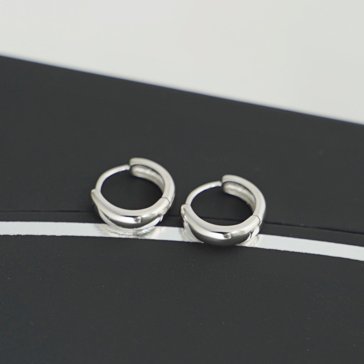 Rhodium-plated Sterling Silver 3mm Band Huggie Sleeper Hoop Earrings for Unisex