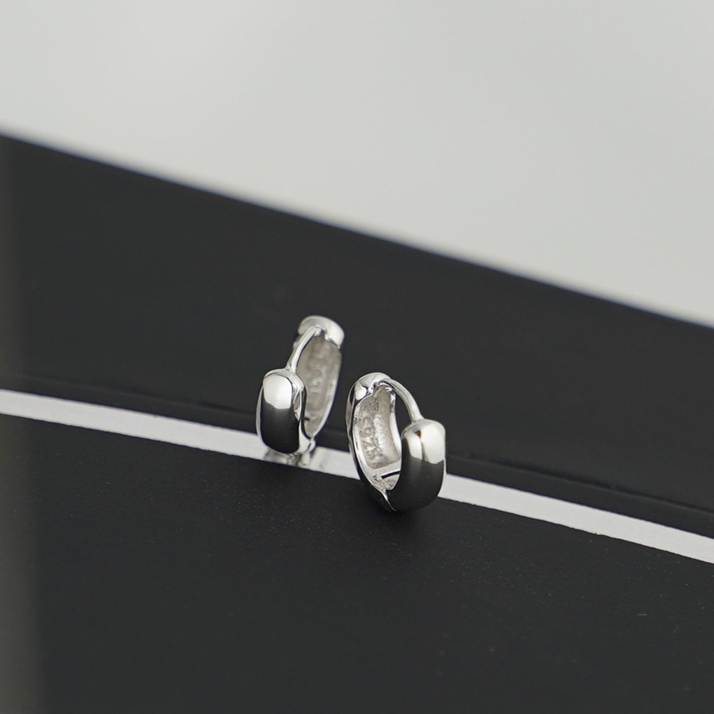 Rhodium-plated Sterling Silver 3mm Band Huggie Sleeper Hoop Earrings for Unisex