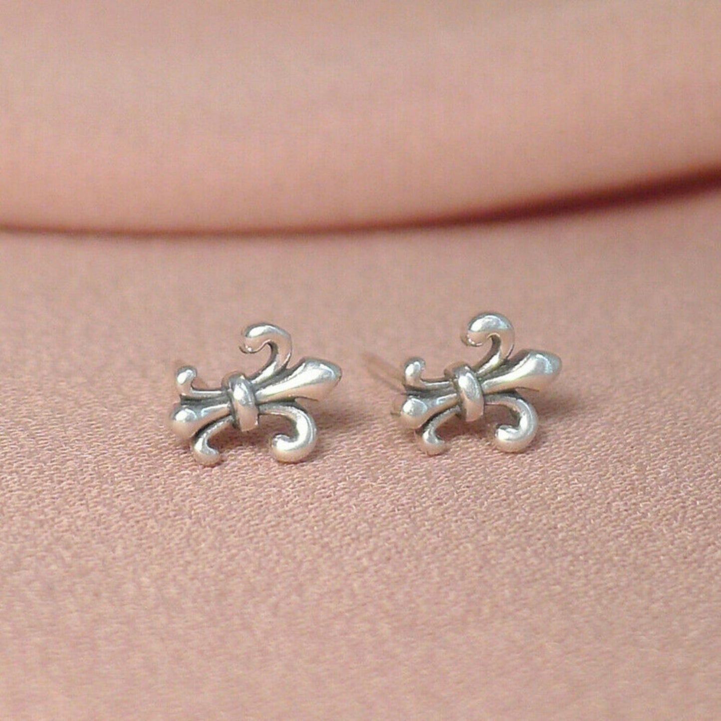 Sterling Silver Oxidized Retro Fleur De Lis Stud Earrings Boxed - sugarkittenlondon