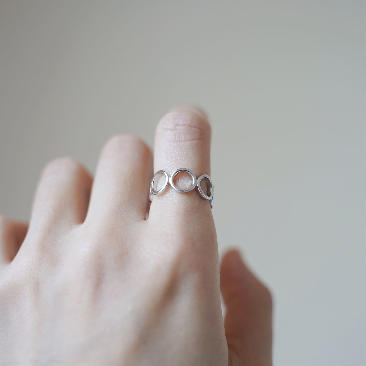 Sterling Silver Linked Circle Infinity Open Band Ring L - O Sizable - sugarkittenlondon