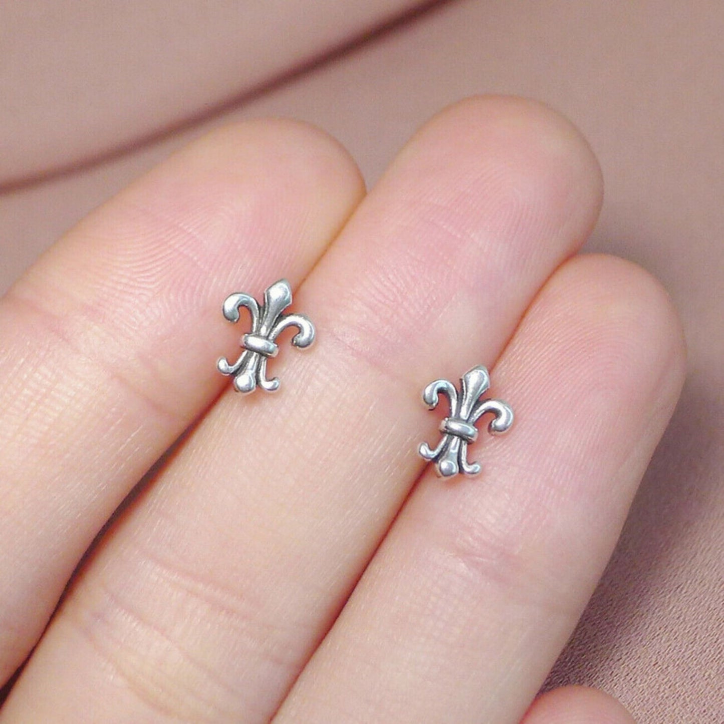 Sterling Silver Oxidized Retro Fleur De Lis Stud Earrings Boxed - sugarkittenlondon