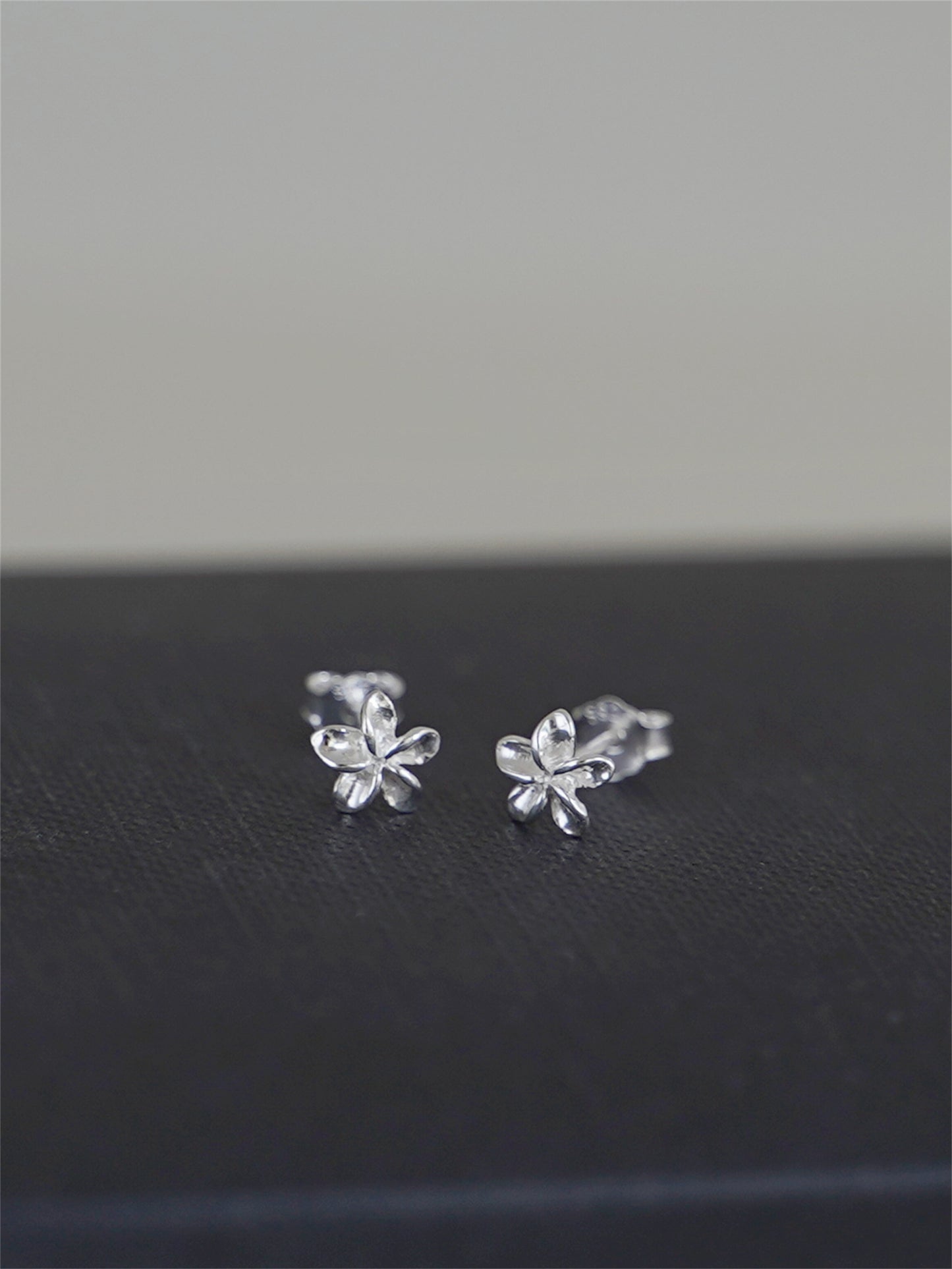 Sterling Silver Lily Flower Stud Earrings 4.5mm 6mm 7mm - sugarkittenlondon
