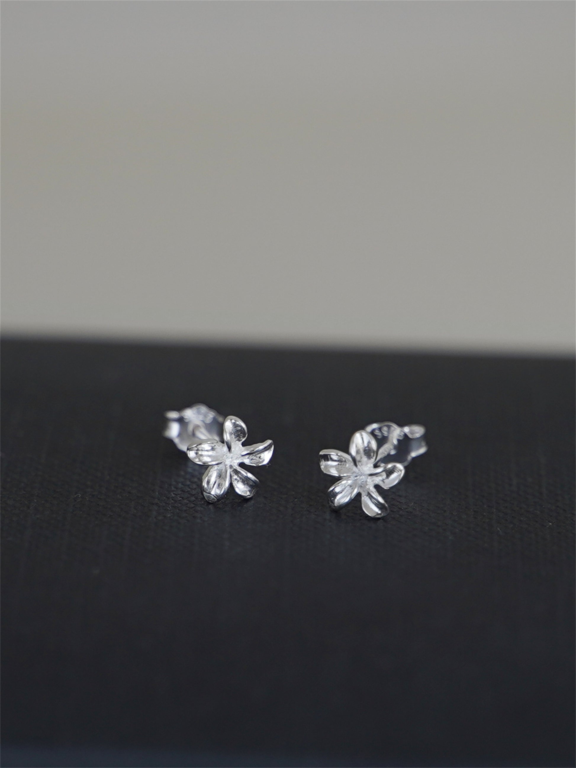 Sterling Silver Lily Flower Stud Earrings 4.5mm 6mm 7mm - sugarkittenlondon