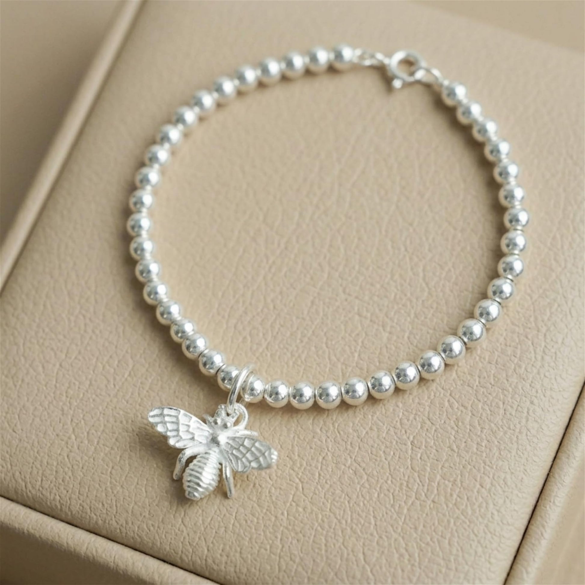 Bumble Bee Charm-Armband: silberfarbene Kugelkette mit Bienenanhänger