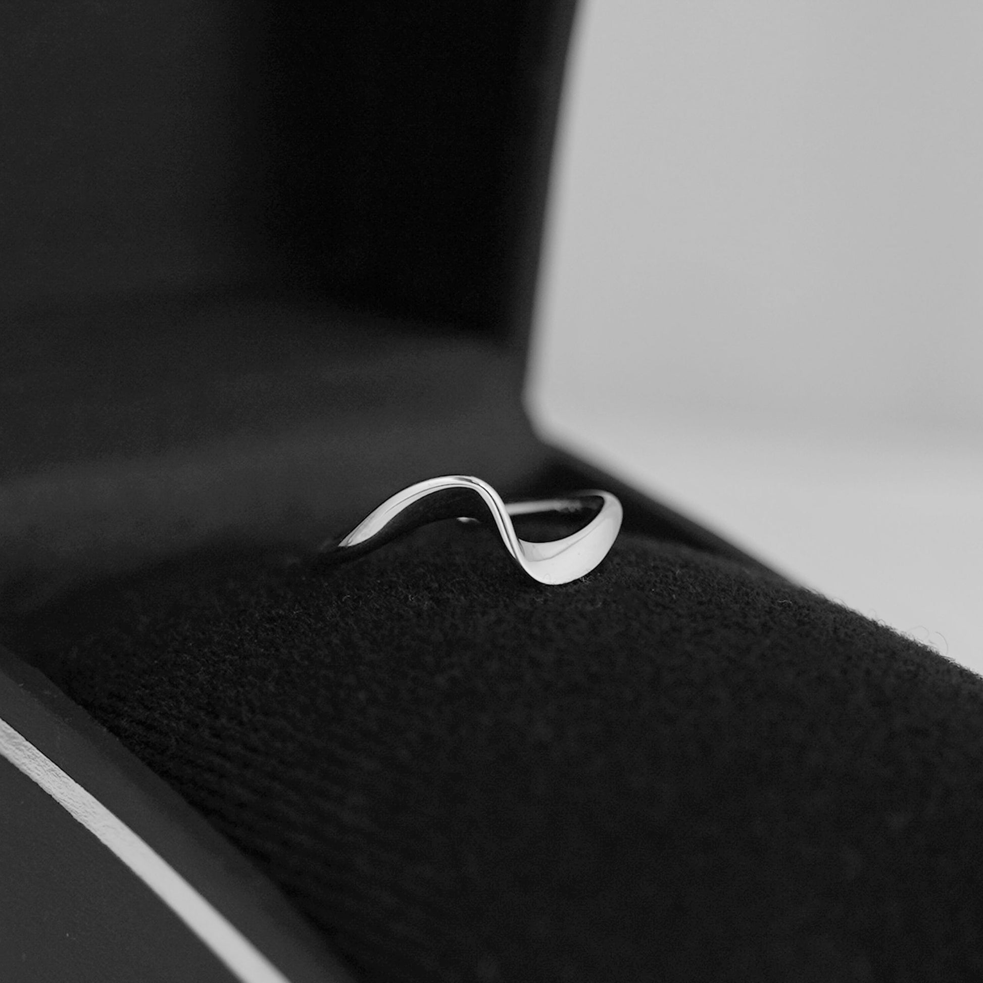 Sterling Silver Shiny Bent Ocean Wave Twisted Rope Open Band Ring - sugarkittenlondon