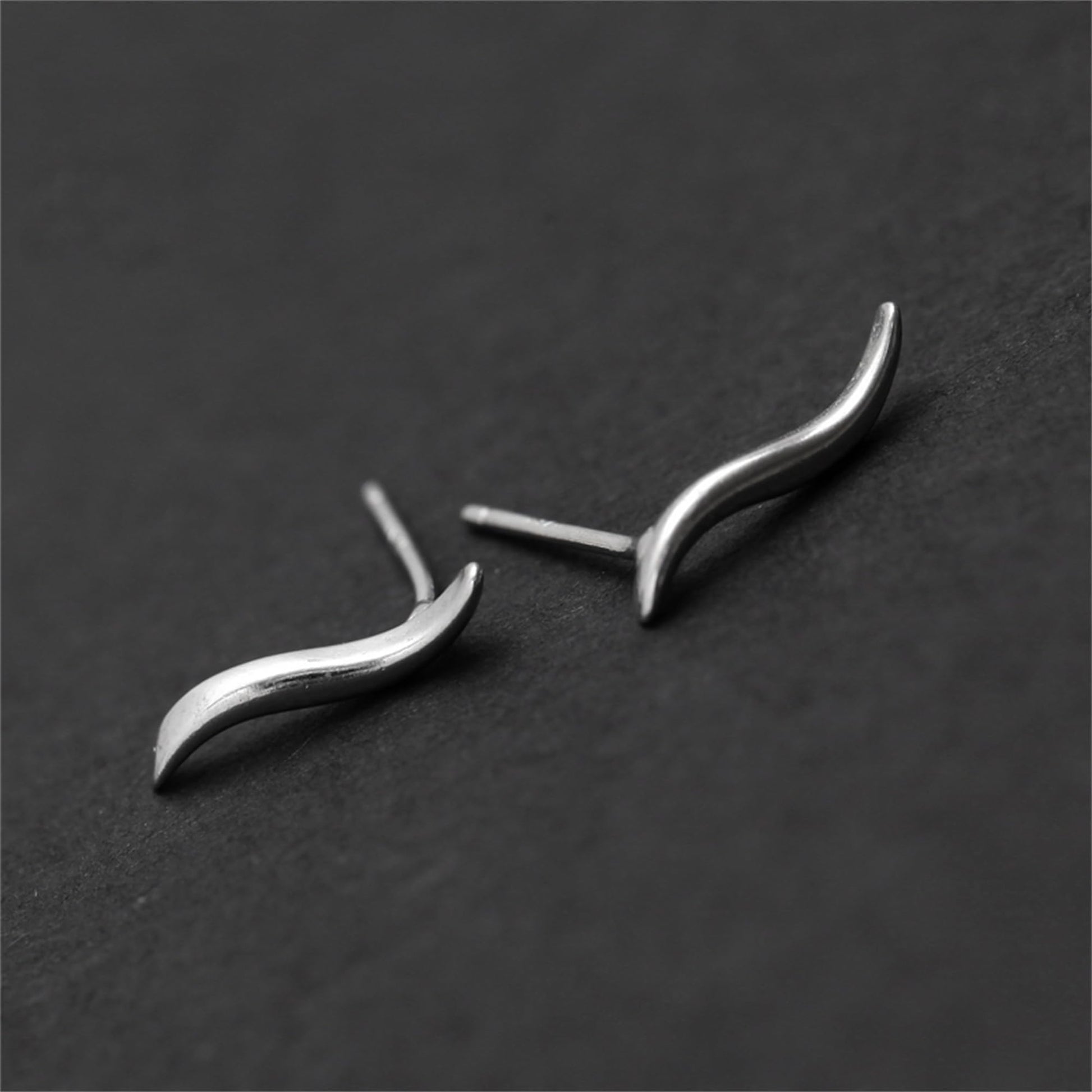 Silver wavy vine climber stud earrings with curved vine profile