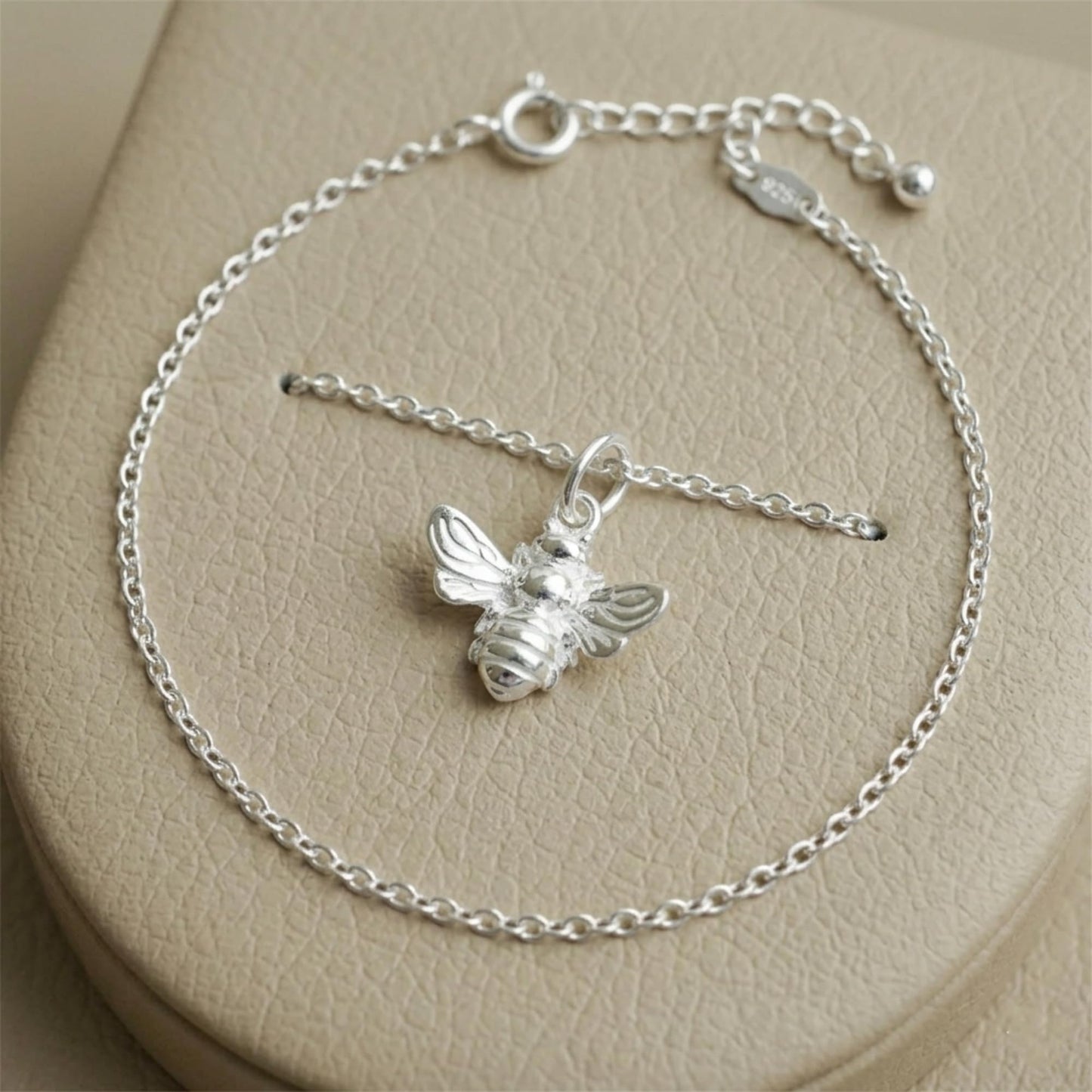 Bumble Bee Charm-Armband: silberfarbene Kugelkette mit kleinem Bienenanhänger