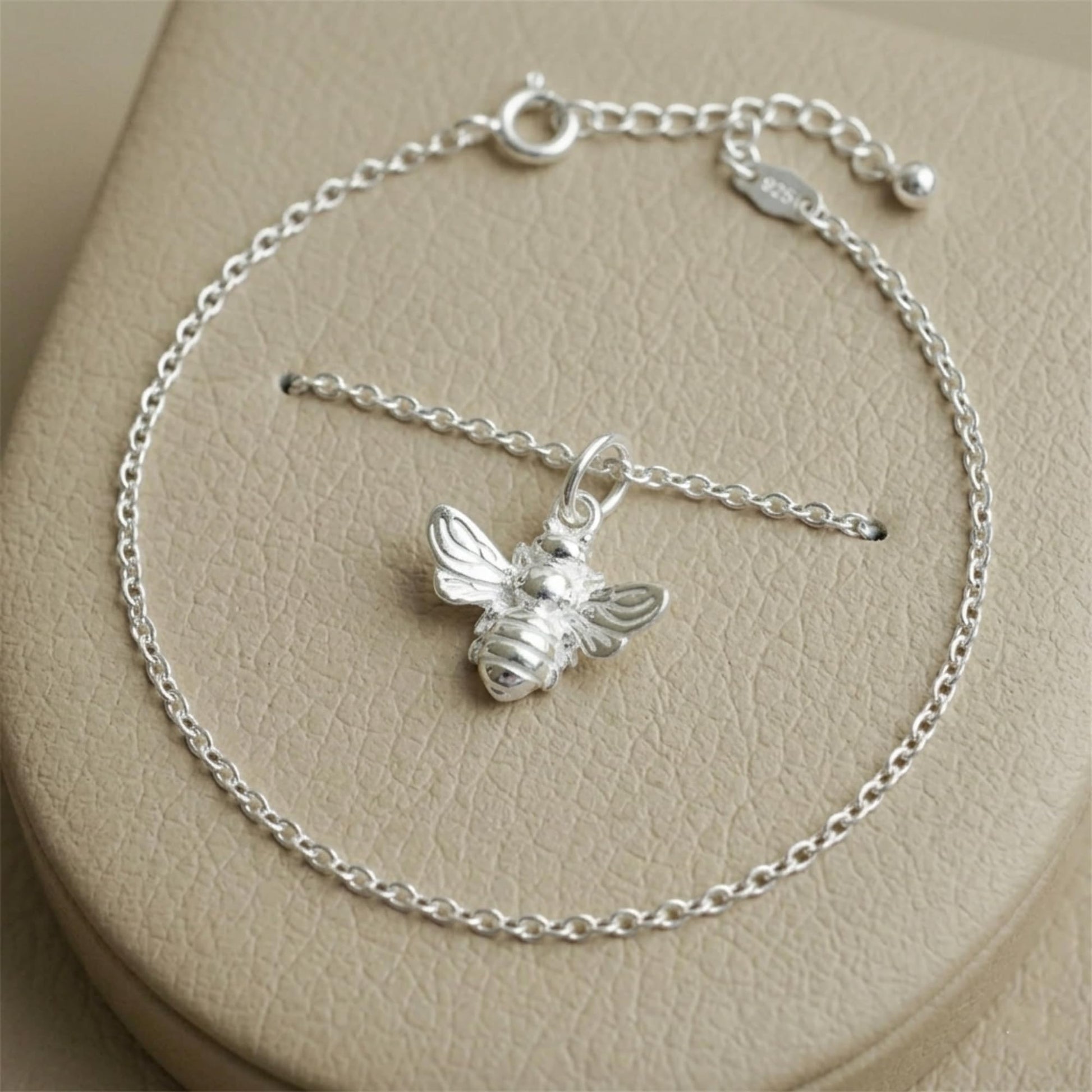 Bumble Bee Charm-Armband: silberfarbene Kugelkette mit kleinem Bienenanhänger