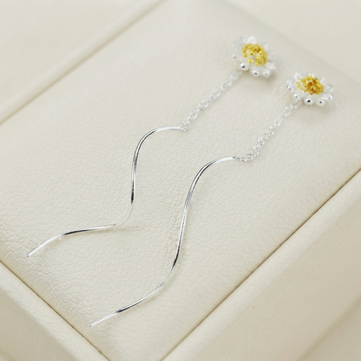 Daisy Wave Threader Earrings