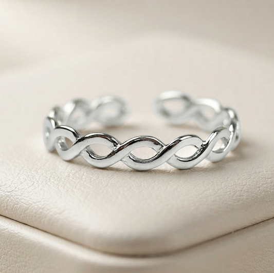 Polished silver infinity knot band ring with repeating loop links