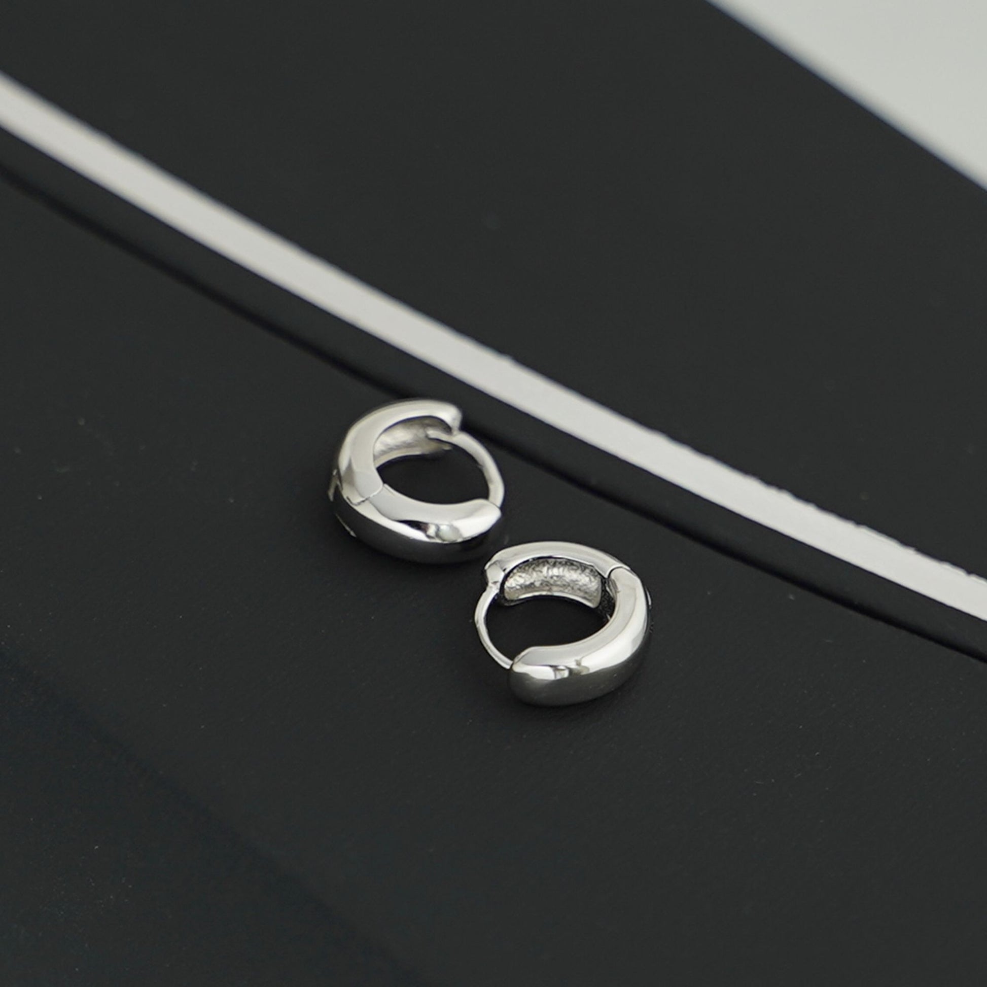 Rhodium-plated Sterling Silver 3mm Band Huggie Sleeper Hoop Earrings for Unisex - sugarkittenlondon