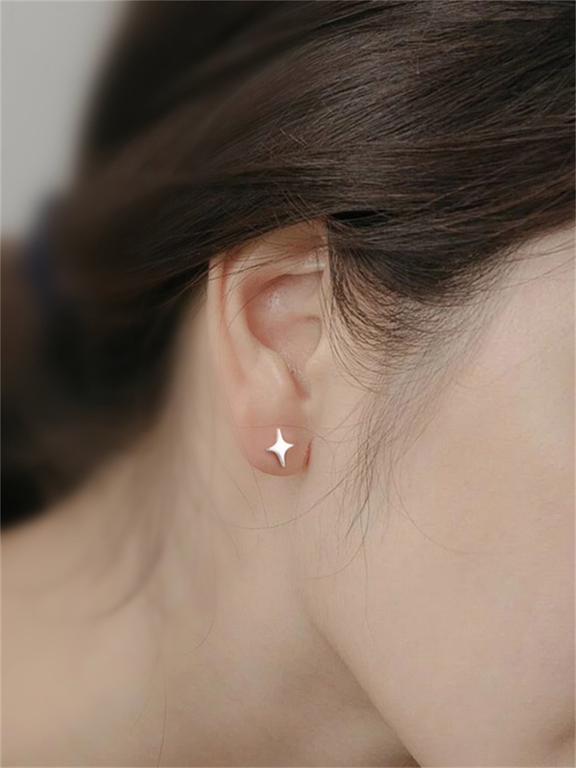 9ct Gold & 4mm Pearl Screw Back Stud Earrings | Jewellerybox.co.uk