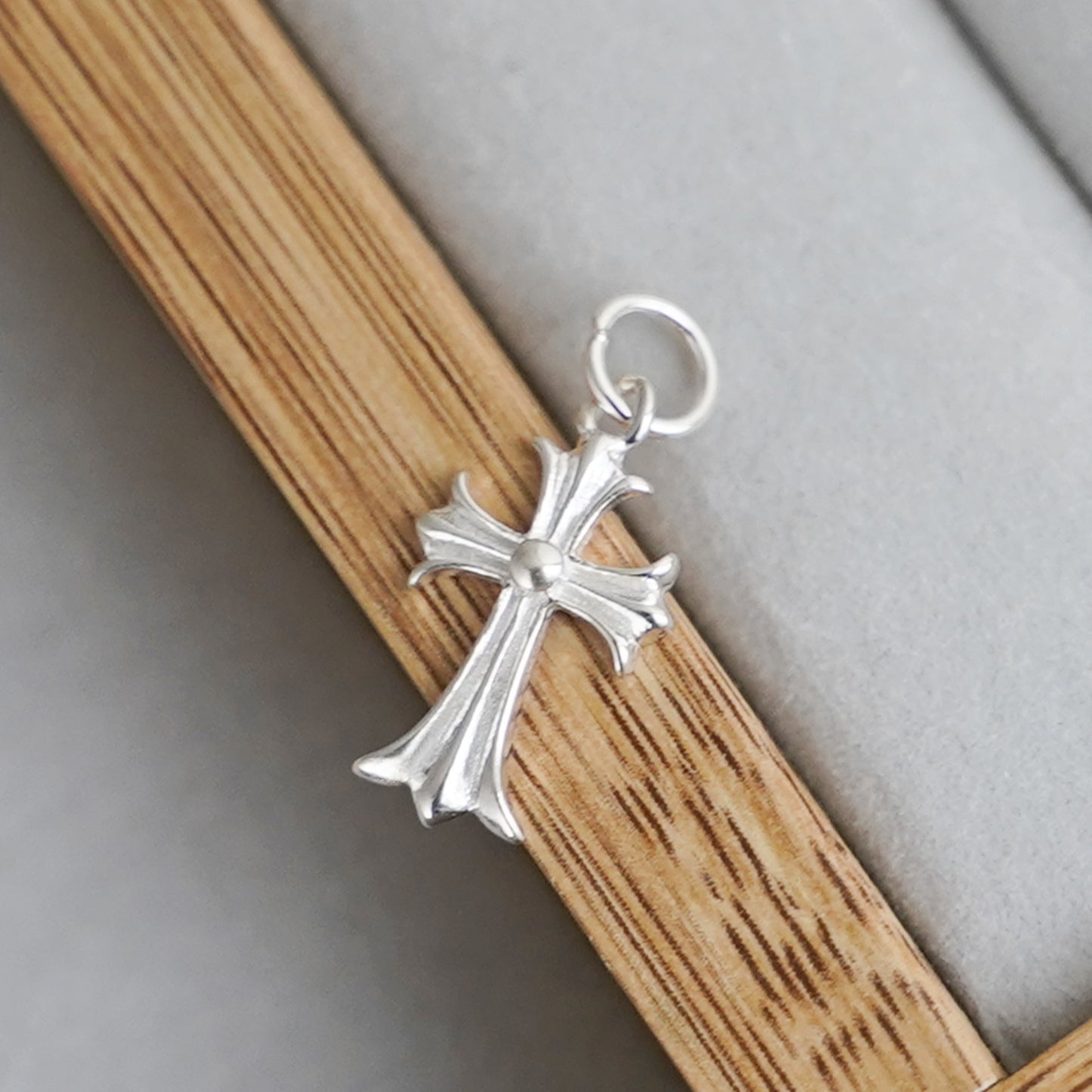 Sterling Silver Cross Pendant with Fleur De Lis Design (15mm x 10mm) - sugarkittenlondon